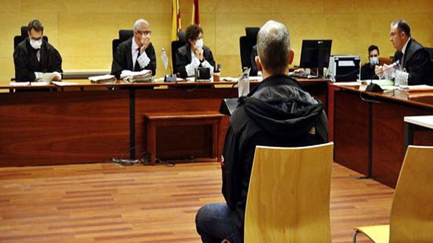 L&#039;agent, d&#039;esquenes, davant el tribunal.