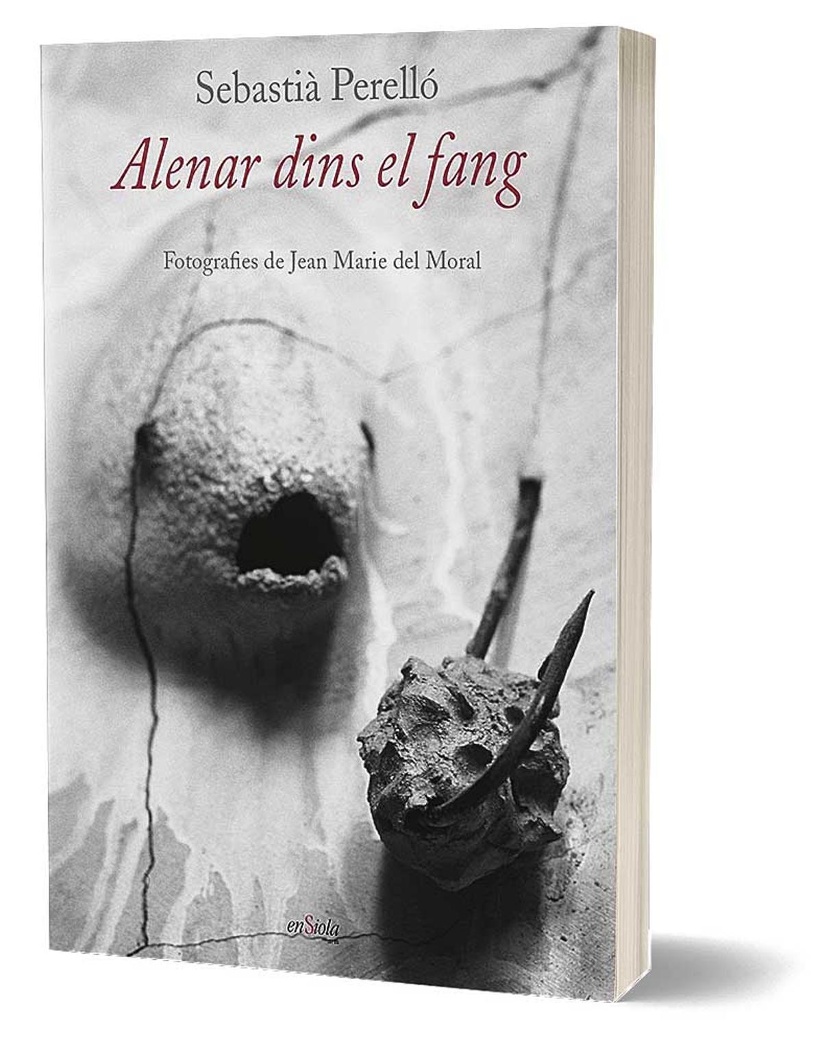 Portada del  llibre, Alenar dins el fang, de Sebastià Perelló i fotografies de Jean Marie del Moral