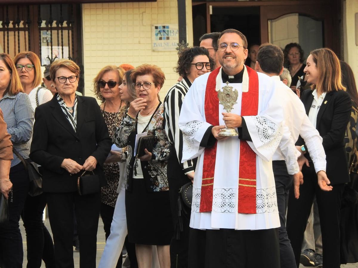El actual párroco de la Vilavella, Ignasi del Villar, portó ayer la reliquia del patrón acompañado por decenas de vecinos.