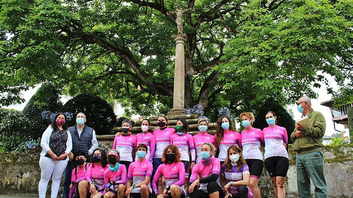 Las integrantes del club ciclista Una a Una, con los promotores del reconocimiento, ayer, en Trevías. | T. C.