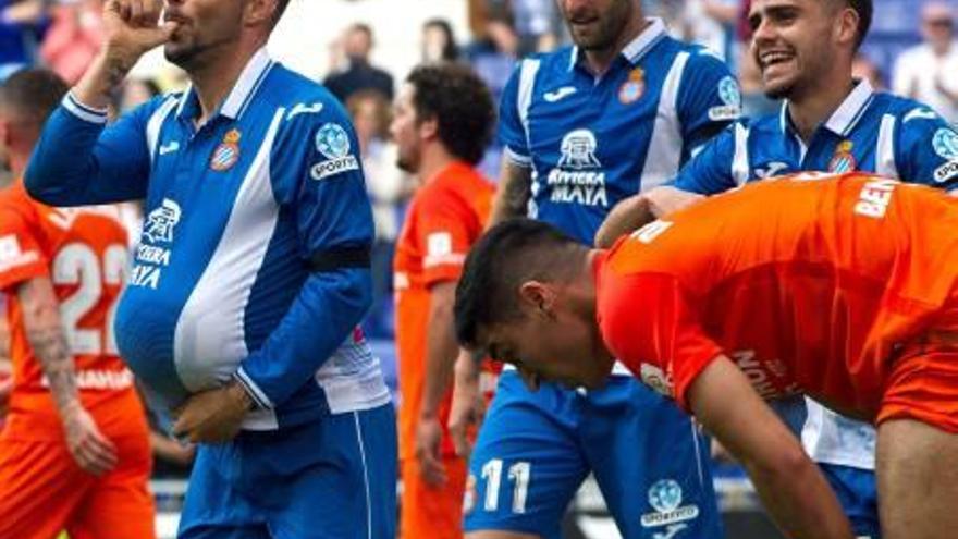 Celebració de Sergio García davant de Leo Batistao i de Melendo