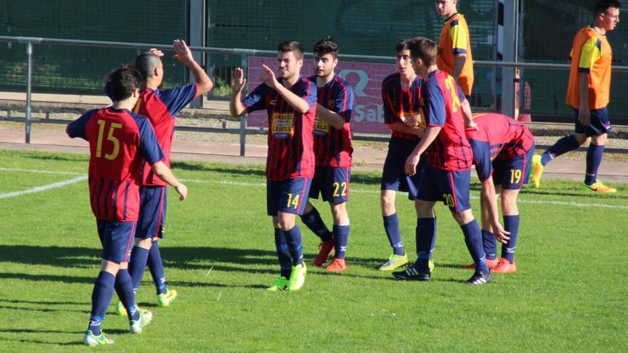 Els jugadors de l&#039;Escala celebrant un dels gols