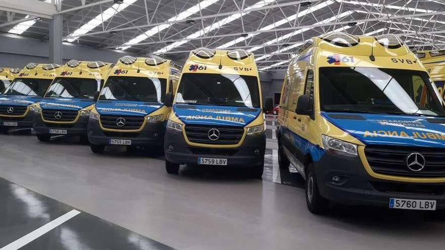 La flota de nuevas ambulancias en la nave de la empresa en Mos. A la dcha., base del 061 de Cangas en la calle Longán. // S.Á.