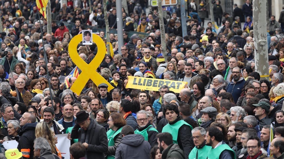 Manifestación de la ANC y Òmnium contra la detención de Puigdemont en Barcelona, este domingo en el paseo de Gràcia.