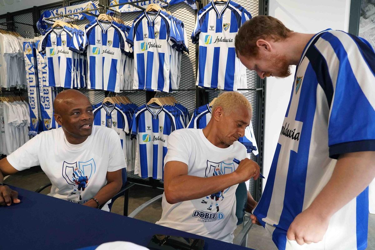 Algunos aficionados acudieron con la camiseta original de 1999