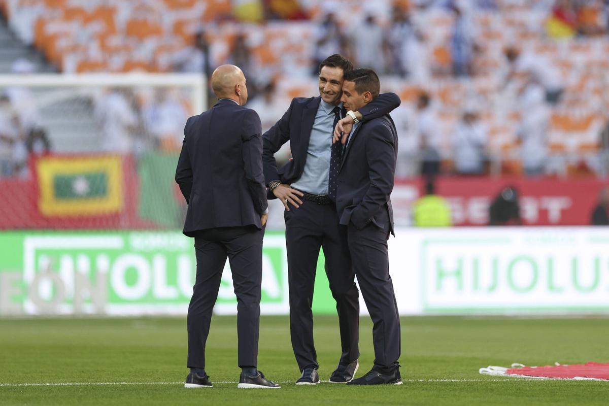 El equipo arbitral, en el paseo previo al partido por el estadio de La Cartuja