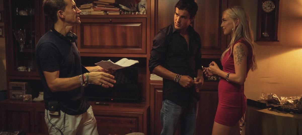 Un momento del rodaje de 'Ídolos', con Ana Mena y Óscar Casas.