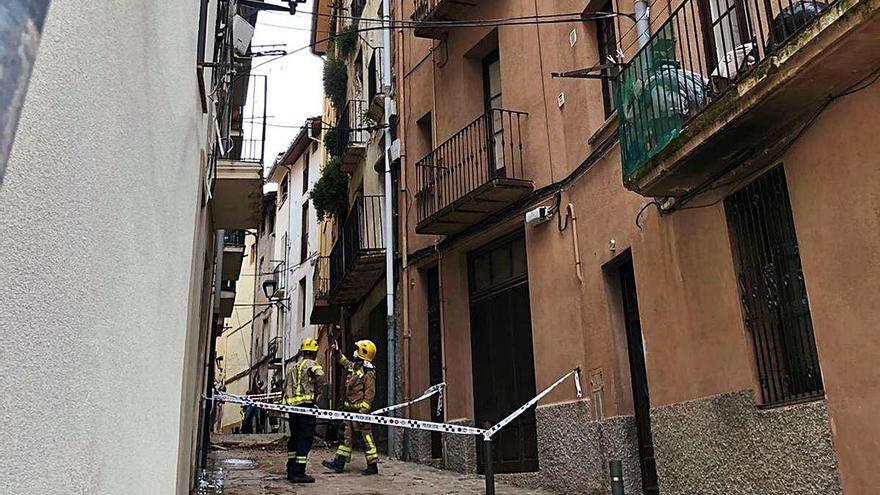 Carrer del Carme amb les tanques de protecció pel perill de pas sota els edificis esfondrats