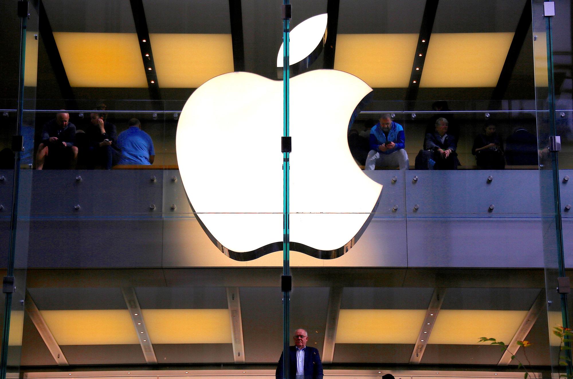 Logo de Apple en una tienda de la firma de Tim Cook en Australia.