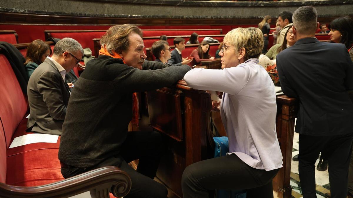 Papi Robles conversa con Giuseppe Grezzi antes del pleno