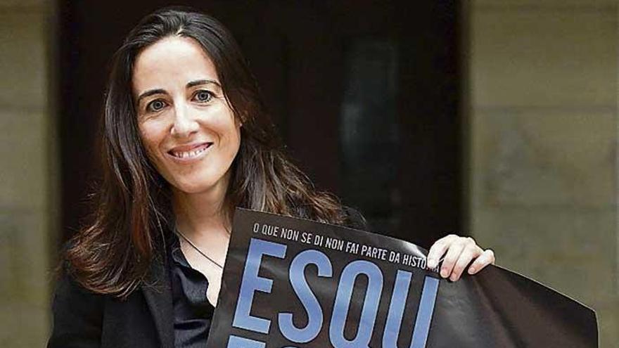 Ángeles Huerta, no teatro Rosalía, co cartel de &#039;Esquece Monelos&#039;.