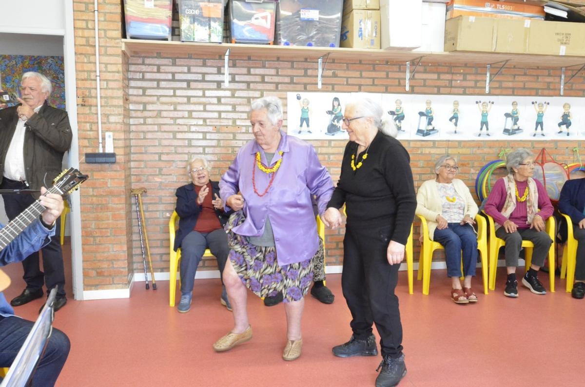 La celebración del Día de la Madre en la sede de la ludoteca Vellos Tempos.