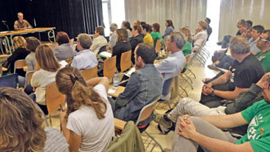 Imagen de la reunión de los profesores momentos antes de su inicio.