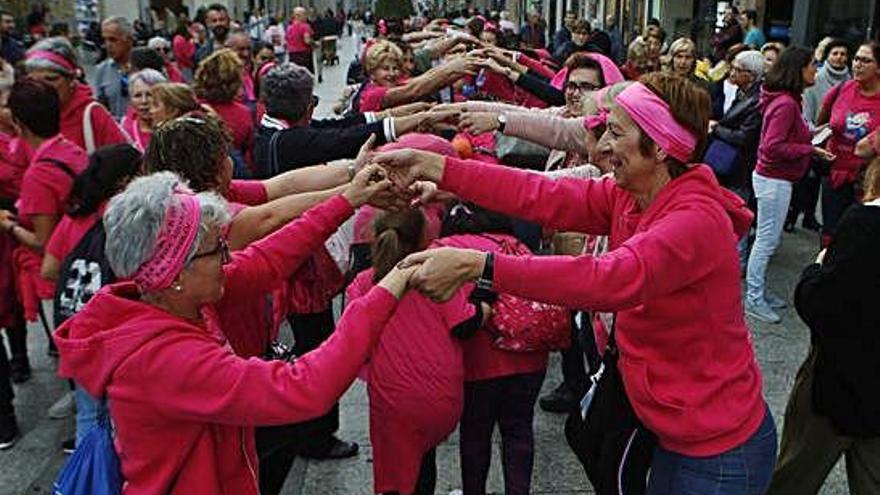 Participantes en una actividad organizada por Adicam con motivo del Día Mundial contra el Cáncer de Mama.