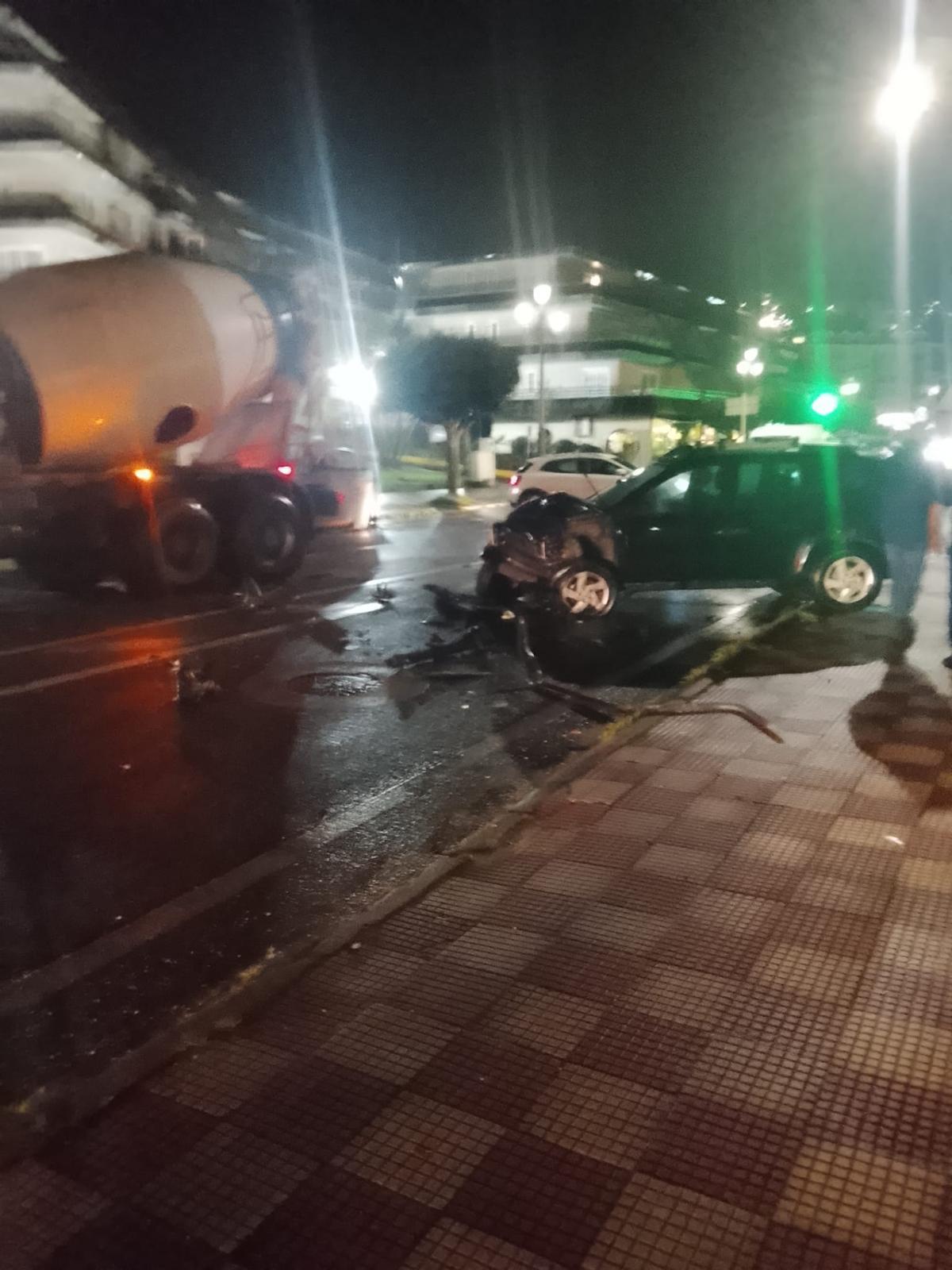 Estado en el que quedó el turismo tras colisionar con el camión hormigonera.