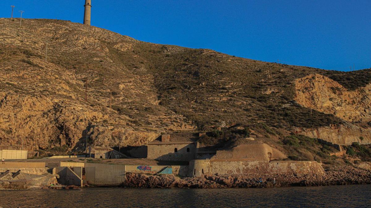 La batería de San Leandro, ubicada a pocos metros del Faro de la Curra, en el municipio de Cartagena.