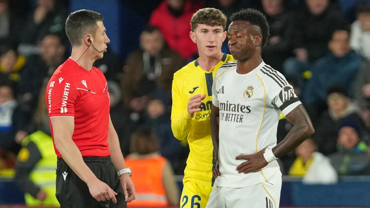 Vinicius discute con el árbitro durante la jornada 21 de LaLiga EA Sports