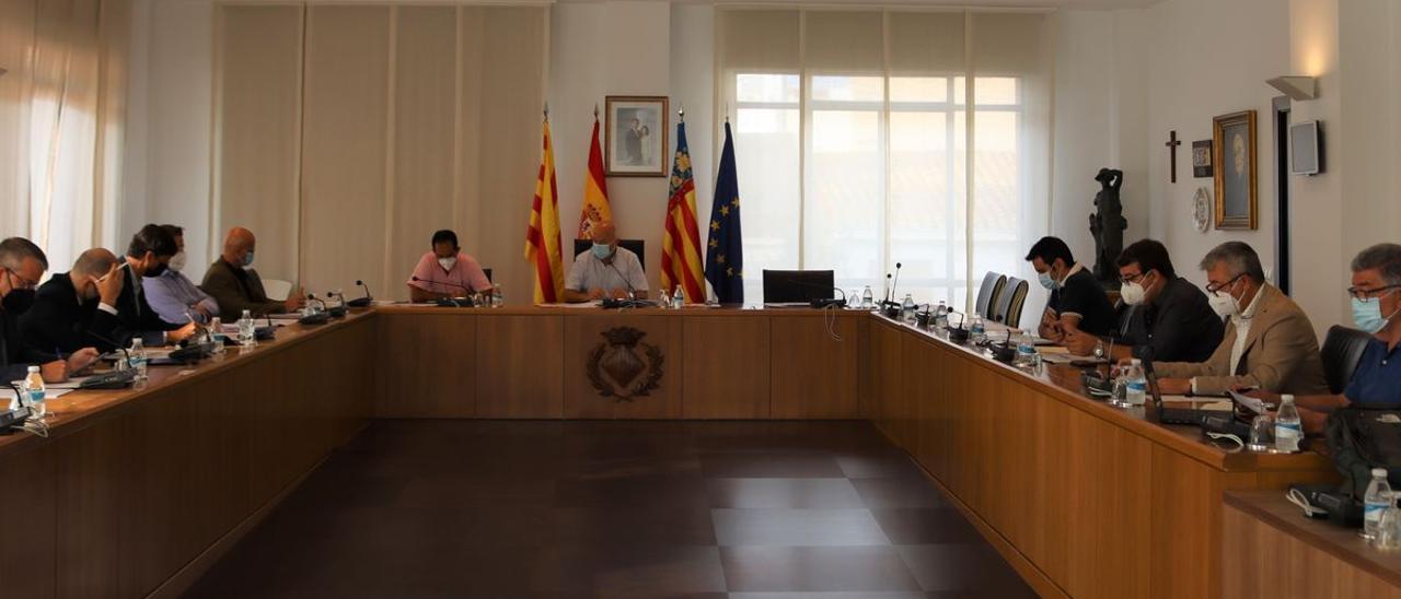 Obiol presidió el primer encuentro al que asistieron, entre otros, representantes de los tres principales clústers cerámicos para evaluar retos y necesidades.