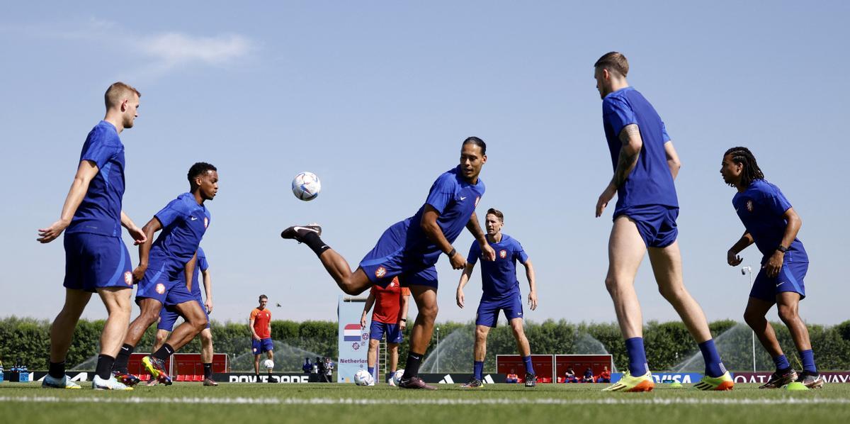 Virgil van Dijk, en el centro de un rondo durante el entrenamiento de Países Bajos.