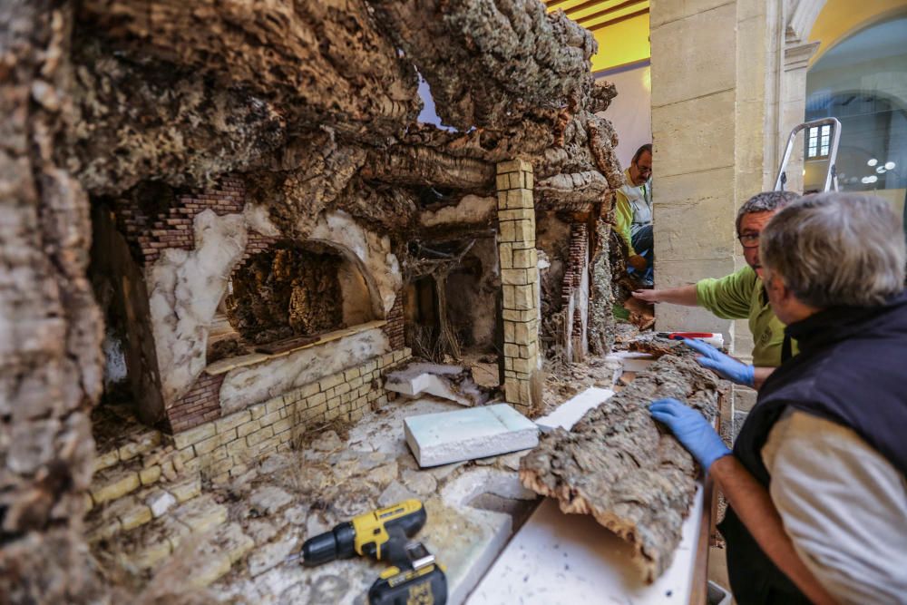 Instantes del montaje del belén en el Museo Sacro