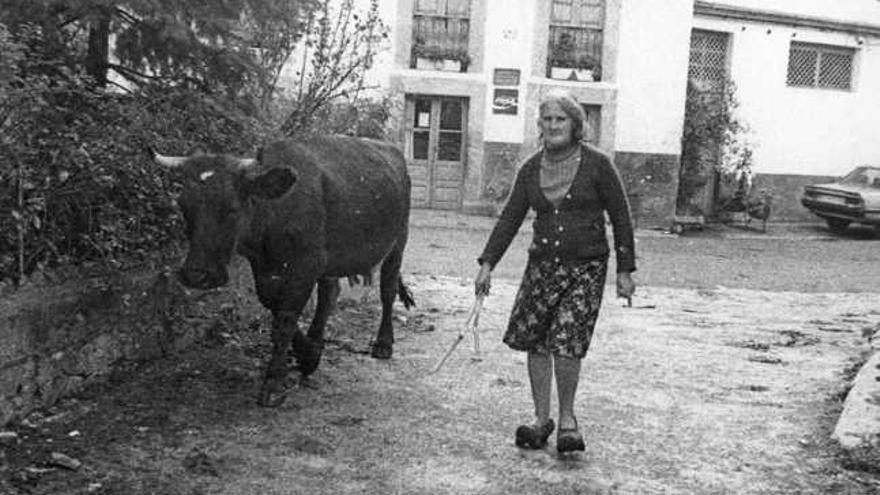 Dina Rodríguez, en una imagen tomada en Besullo en 1983.| lne