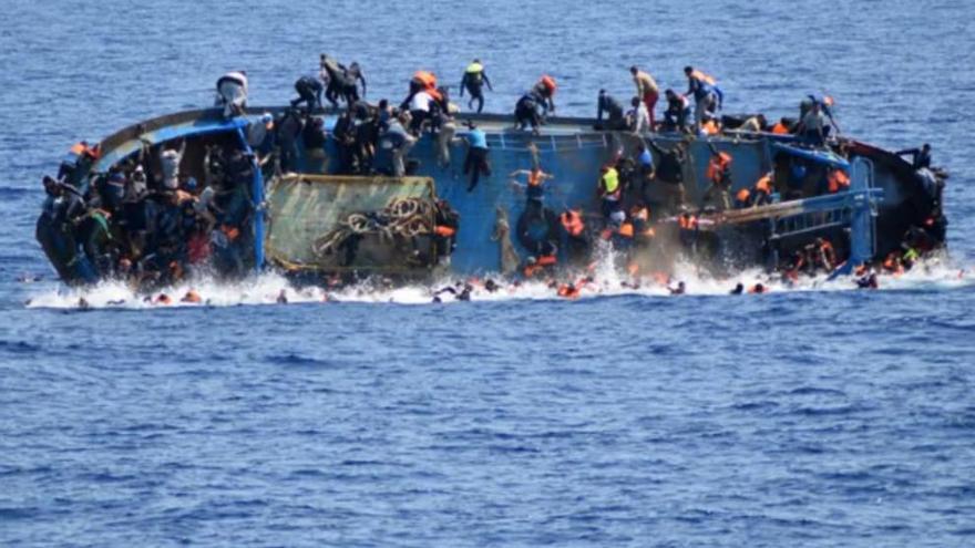 Un momento del naufragio, con decenas de refugiados ya en el agua.