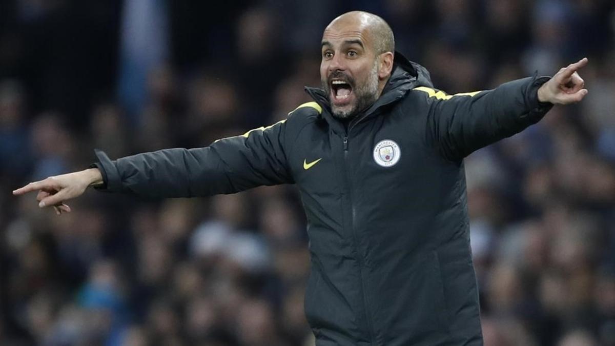 Guardiola da instrucciones durante el City-Arsenal.