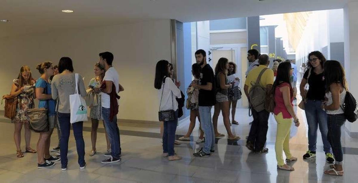 Universitarios y médicos sostienen que no hay prisa por bajar al HUCA todo Medicina