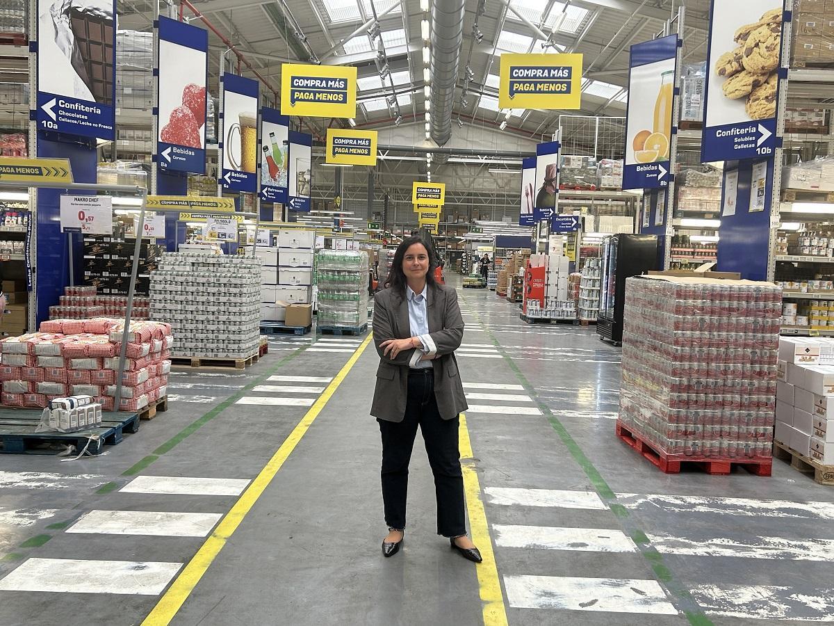 Celia Domingo, en una tienda de Makro.
