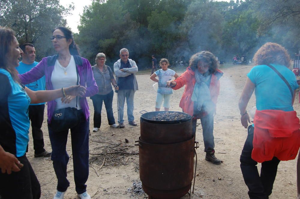 Los vecinos de Marbella y San Pedro Alcántara celebraron ayer el tradicional Tostón en cuatro zonas habilitadas con puntos de fuego controlados.