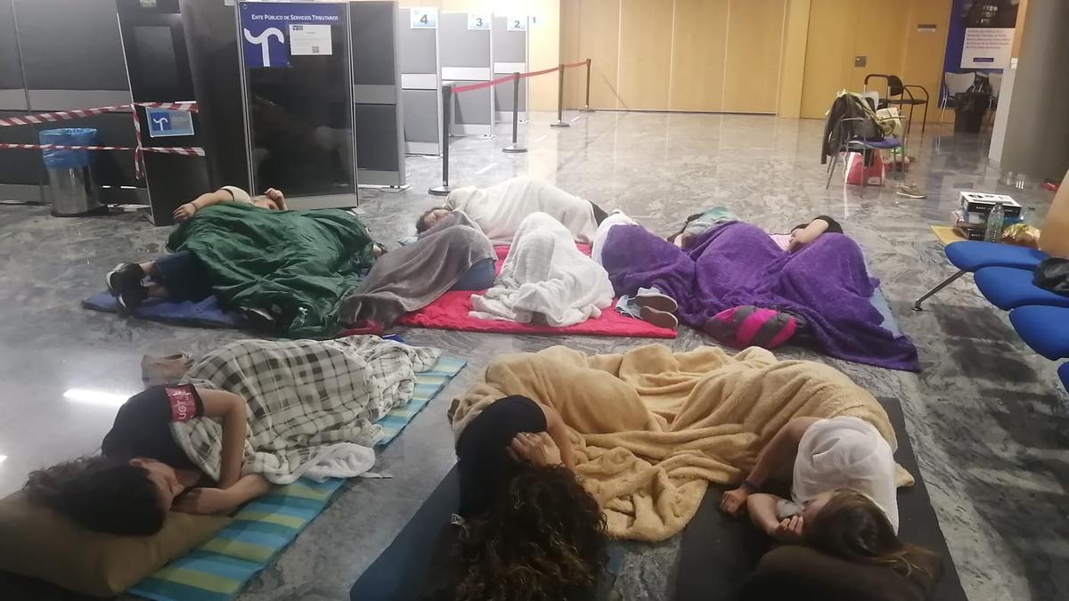 Los trabajadores del ERA y Bienestar durante la noche en la sede de Hacienda.