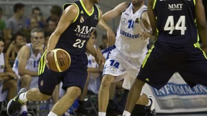 El base lucentino Rivero frente al madridista Llull en un Lucentum-Real Madrid en 2012.