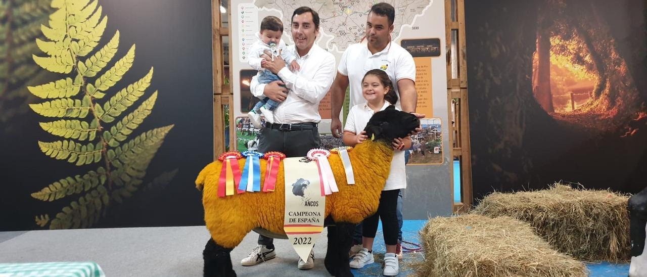 &quot;Selena&quot;, la oveja campeona, junto al propietario Rubén Espinosa, y sus hijos, en el stand de Llanera, con el alcalde, Gerardo Sanz.