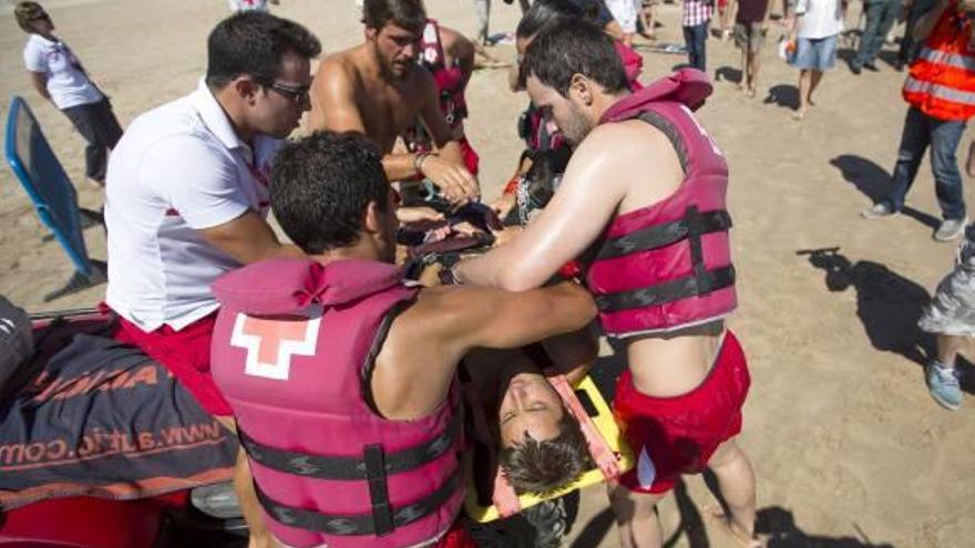 Cruz Roja rescata a 151 bañistas en las playas valencianas durante este año