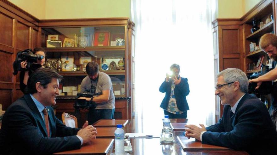 Reunión entre Javier Fernández (a la izquierda) y Gaspar Llamazares, ayer, en la Junta General.