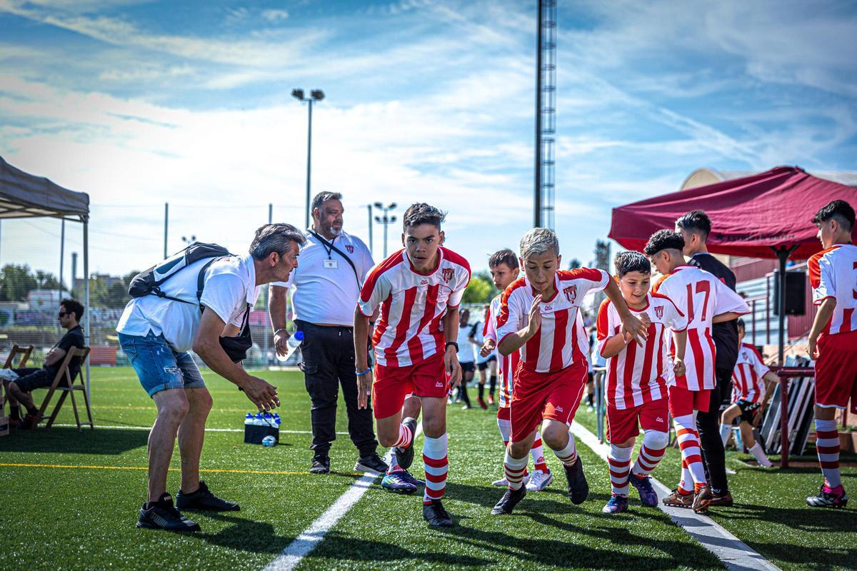 La Mina celebra su primera Champions infantil