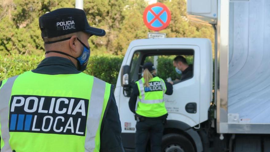 La Policía Local también contó con la colaboración de dos inspectores de Transporte del Consell de Ibiza.