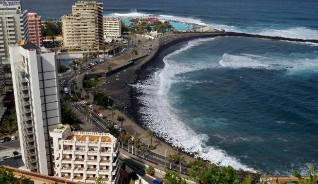 La playa de Martiánez, en Puerto de la Cruz.