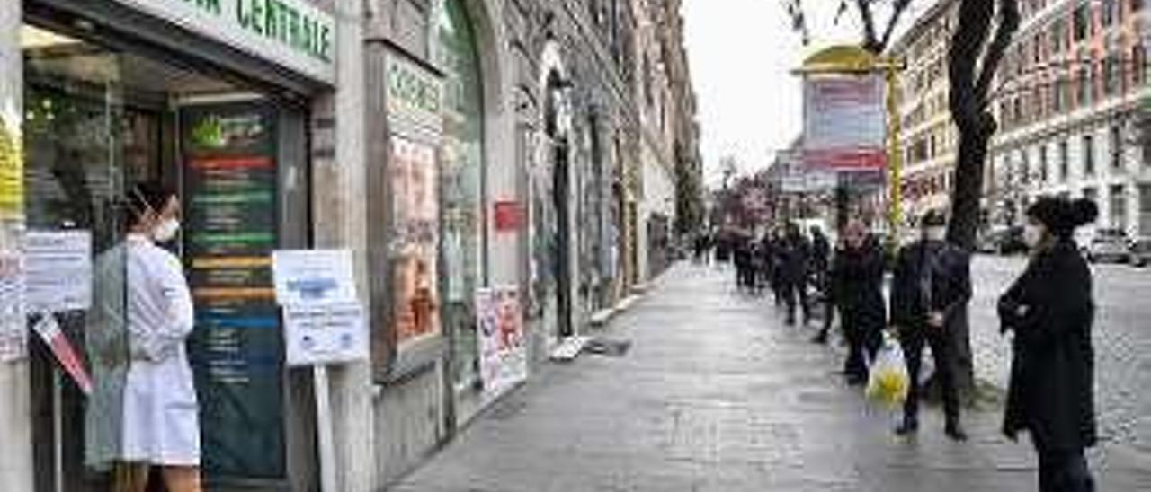 Cola a la puerta de una farmacia, en Roma.