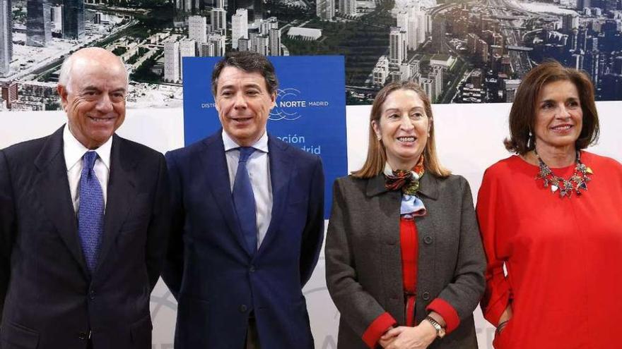 De izquierda a derecha, el presidente del BBVA, Francisco González; el presidente de la Comunidad de Madrid, Ignacio González; la ministra de Fomento, Ana Pastor; y la alcaldesa de Madrid, Ana Botella. //Efe