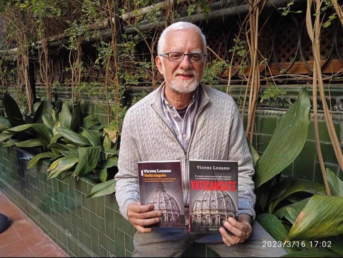 Vicenç Lozano amb l'edició en català i castellà del llibre.