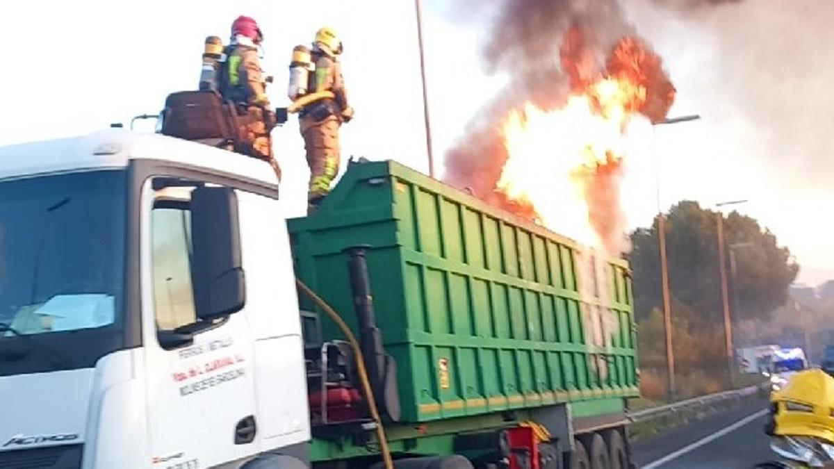Incendio de un camión en la B-30 en Cerdanyola