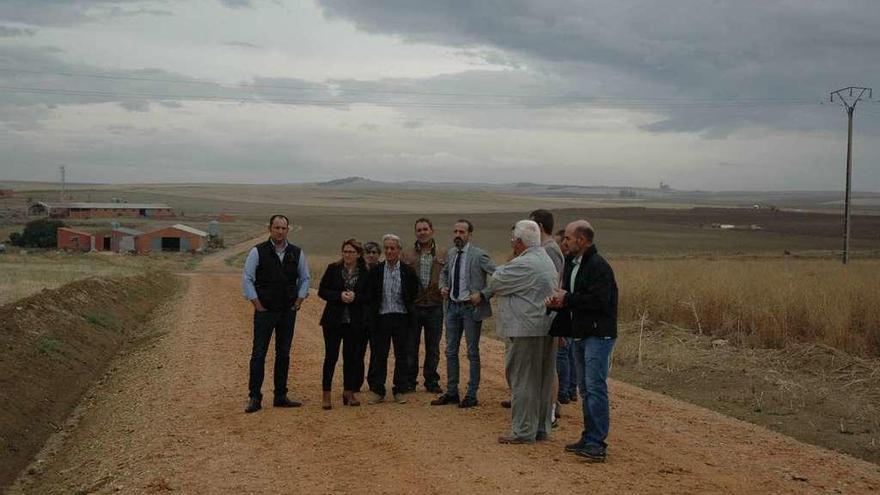 La presidenta de la Diputación, alcaldes y responsables de la mancomunidad, visitan un camino.