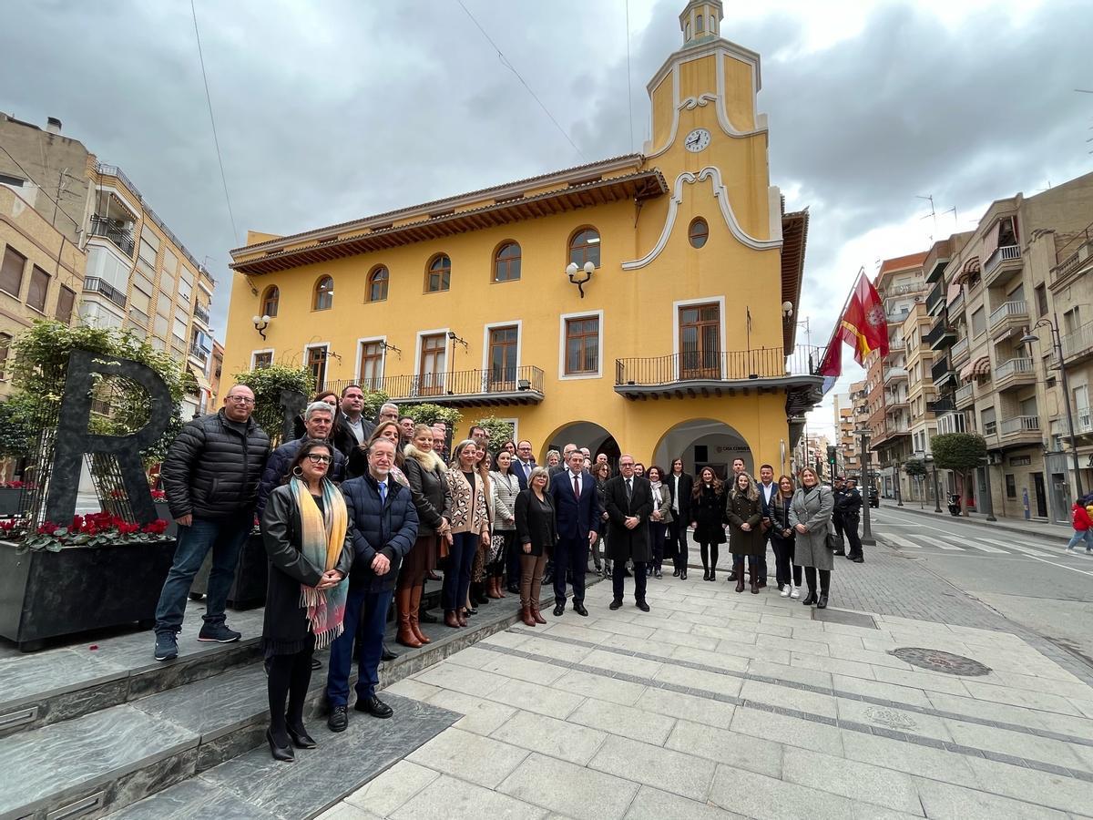 Foto de familia de las dos corporaciones a las puertas del Ayuntamiento murciano