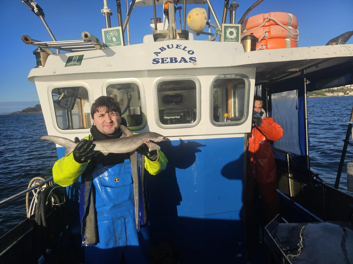 El hijo del patrón del "Abuelo Sebas", con el pez martillo