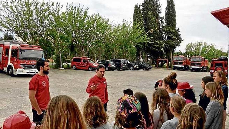 Escolares visitan a los bomberos de Inca