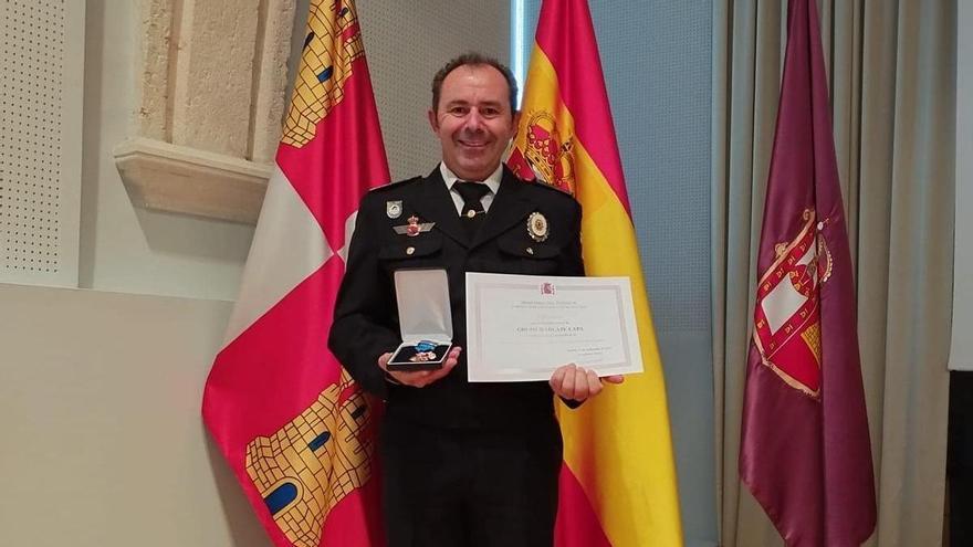 Medalla en Burgos para el agente de la unidad canina de Plasencia