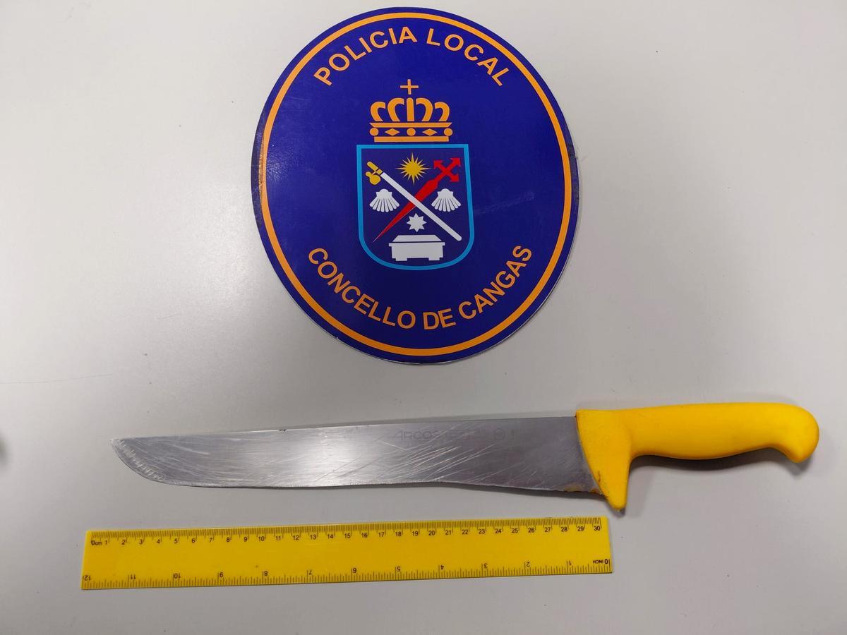 Cuchillo de 30 centímetros de hoja intervenido por la Policía Local de Cangas.