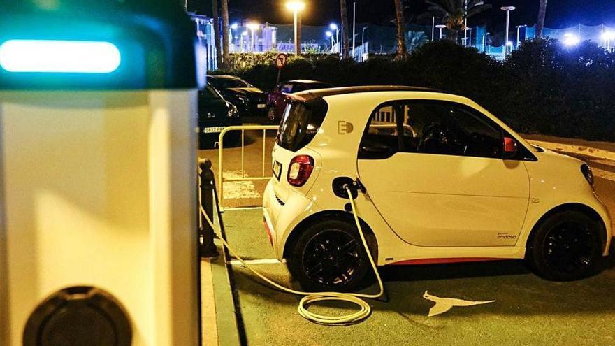 Punto de recarga de vehículos eléctricos en Ibiza.