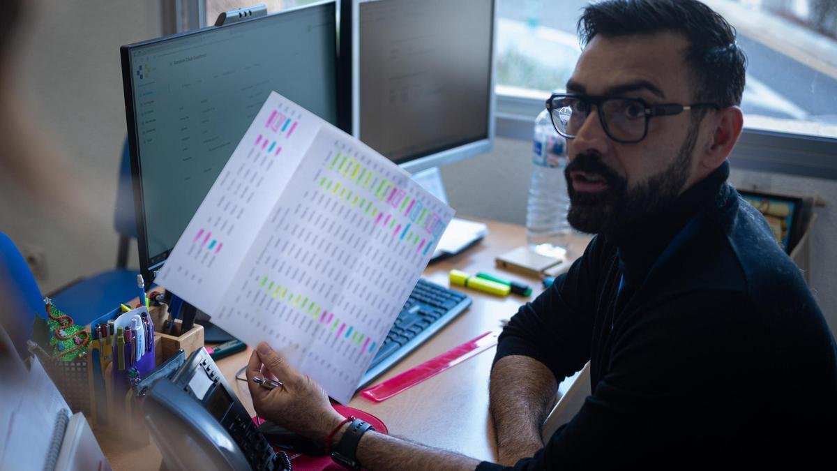 Isidro Ramos, jefe de servicio de Admisiones, sujeta una hoja de registro de citas anuladas o cambiadas.